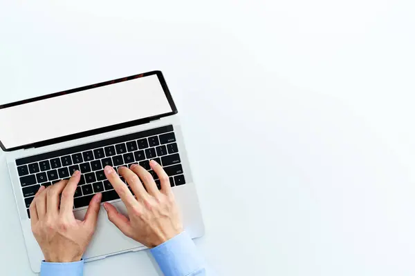 Widok Góry Laptopa Pustym Wyświetlaczem Biznesmen Przy Użyciu Laptopa Białym — Zdjęcie stockowe