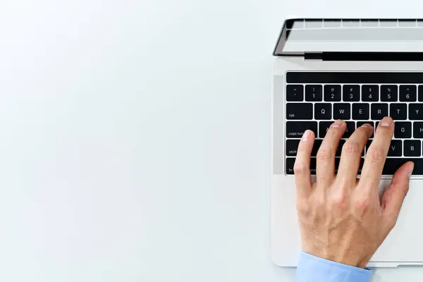 Widok Góry Laptopa Pustym Wyświetlaczem Zbliżenie Biznesmena Pomocą Laptopa Białym — Zdjęcie stockowe