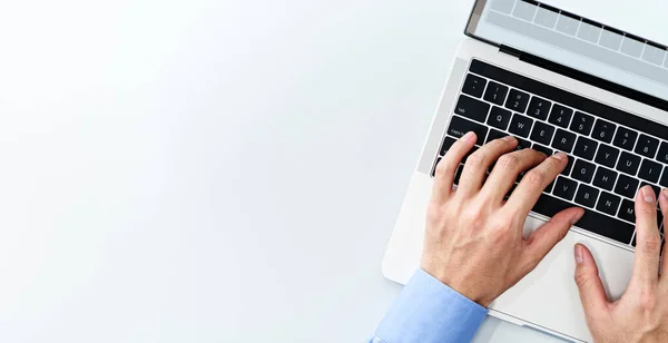Widok Góry Laptopa Pustym Wyświetlaczem Zbliżenie Biznesmena Korzystającego Laptopa Białe — Zdjęcie stockowe