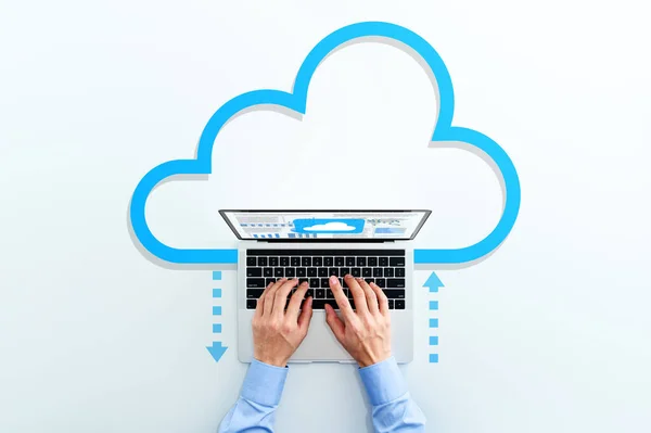 Cloud Computing Technologie Geschäftsmann Mit Laptop Dateien Hoch Und Runterladen lizenzfreie Stockfotos
