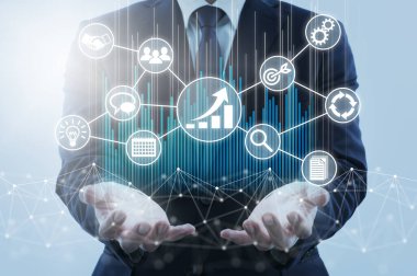 İş büyütme stratejisi ve yönetim. Ağ yapısı ve iş simgeleri tutan iş adamı