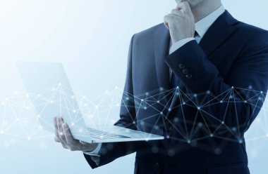 İnternet kullanan ve düşünen bir iş adamı. Ağ yapısı ve gri arkaplan.