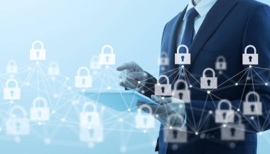 Ağ güvenliği ve internet. İş adamı internet için tablet bilgisayar kullanıyor.