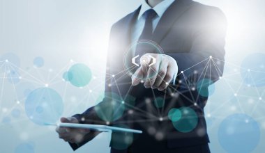 Teknoloji ve iş için çözüm. İş adamı ağlara dokunuyor ve erişiyor.