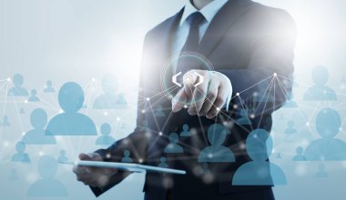 Business sperson insanlarla iletişim kurmak için interneti kullanıyor. İletişim teknolojisi ve insan ağı