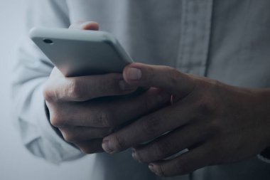 Siber suç kurbanı. Akıllı telefonu tutarken ellerinizi yakın tutun. Koyu ve negatif görüntü