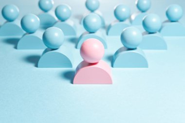 Ekibin başında kadın lider var. Açık mavi ve pembe kişi şekil blokları