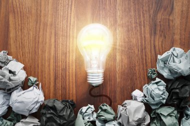 Başarısızlık başarının bir parçasıdır. Fikir ve başarı konsepti. Ampul ve kağıt top