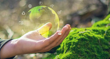 Çevre teknolojisi Infographics hologram yeşil enerji teknolojisi konsepti. Yeşil teknoloji konsepti. Yakın çekim.