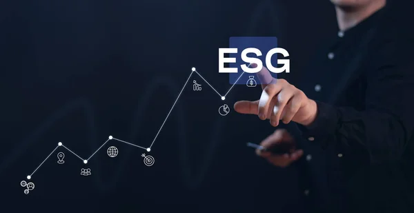 İş adamı ekrandaki düğmeye basıyor. ESG çevre sosyal yönetim yatırım konsepti. ESG iş yatırım stratejisi