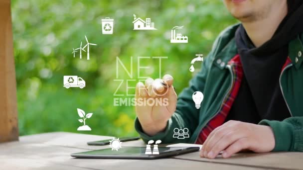 タッチスクリーン上のNet Zero Emissionのスタイラスペンアイコンで押すビジネスマン ネットゼロとカーボンニュートラルのコンセプト 温室効果ガスの排出ゼロ目標 緑のネットゼロアイコンと気候中立長期戦略 — ストック動画
