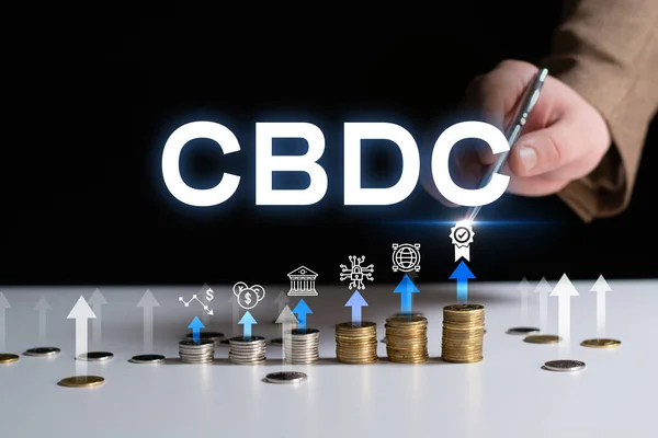 Merkez Bankası CBDC 'nin dijital para birimi kavramı. Dijital ikonlara tıklayan bir iş adamı eli. Bozuk para ve dijital simgelerle dolu yığınlar. CBDC 'nin kavramsal sunumu