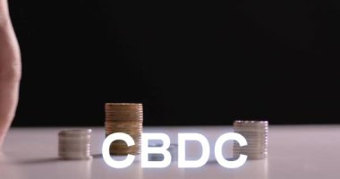Merkez Bankası CBDC 'nin dijital para birimi kavramı. Dijital ikonlara tıklayan bir iş adamı eli. Bozuk para ve dijital simgelerle dolu yığınlar. CBDC 'nin kavramsal sunumu