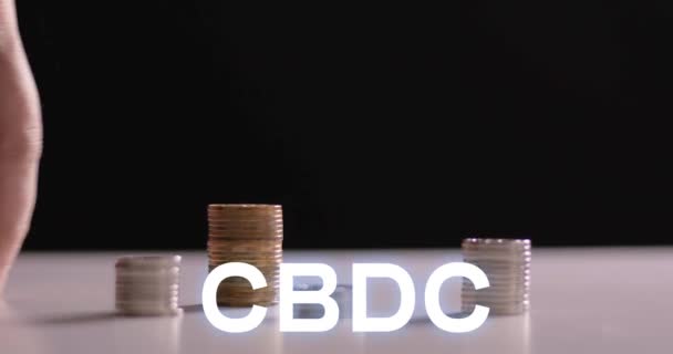 中央银行Cbdc数字货币的概念 一个商人的手与笔点击数字图标 堆满了硬币和数字图标 能力发展中心的概念介绍 — 图库视频影像