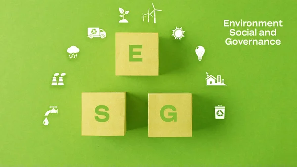ESG simge konsepti. Yeşil arka planda sürdürülebilir ve etik sektörde çevre, sosyal ve yönetim. Çevre teknolojisi, yeşil teknoloji