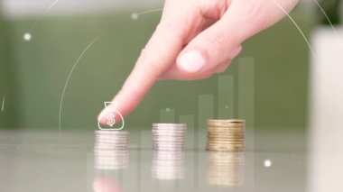 Para istifleyen iş kadını maddi faiz oranını ve kar, iş finans ve para artışını hesaba katarak 4K video kaydet