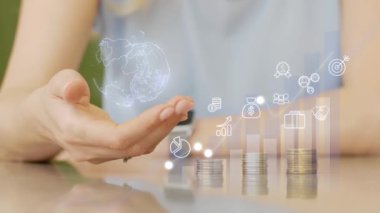 Elinde dönen bir toprak küresini tutan bir kadın. Siyah arka planda.