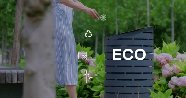 Kız Çöpü Çöpe Atıyor Temiz Çevre Kavramı Ekoloji Çöp Ayıklama — Stok video