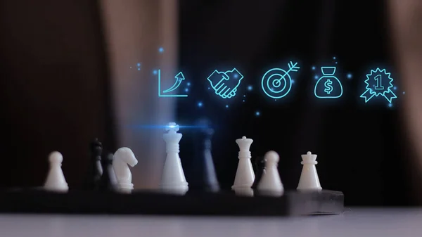  İş, planlama, büyüme, bankacılık, para, hedefler, başarı, satranç. Dijital hologram. İş geliştirme konsepti. Kâr artırımı konsepti. Başarı. Gelişme. Büyümek. Mali başarı kavramı
