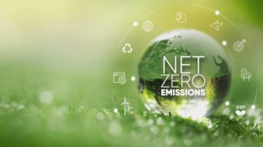 Sıfır emisyon.net sıfır, karbon nötr konsept. Net sıfır sera gazı emisyon hedefi. Yeşil ağ sıfır simgesi ve yeşil simgesiyle iklim nötr uzun vadeli stratejisi