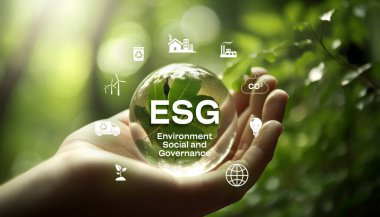 ESG Çevre Yönetimi Yatırım Yatırım Konsepti. ESG simgeleri. İş yatırım stratejisi konsepti. - İnsan eli yeşil yapraklı kristal küreyi tutuyor.