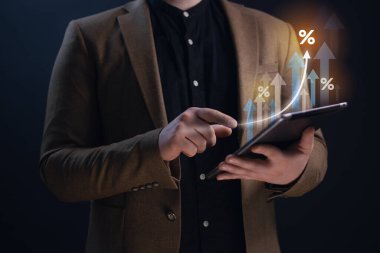 İş büyüme analizi grafiği ve ilerleme pazarlama planlaması, İşadamı finansal ve yatırım verilerini analiz etmek için tablet kullanıyor Sürdürülebilir ve etkili başarı için planlama, İş yönetimi.