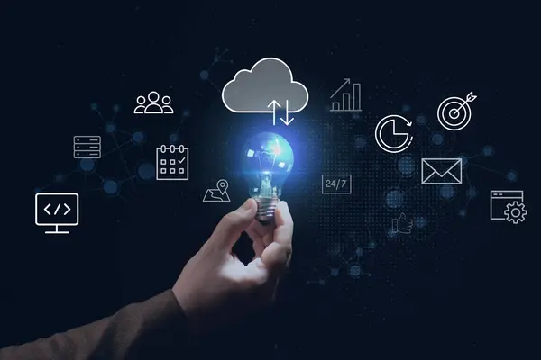 Yaratıcılık, ilham ve Akıllı Fikir ile iş için yeni büyüme fikri, soyut ampul tutan iş adamı ve koyu mavi arka planda bulut, yenilikçi ve bilim.