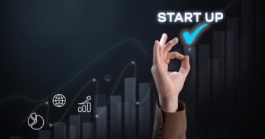 İş adamlarının elleri OK Startup kavramını gösteriyor. Modern sanal arayüz video üzerinde başlat ve simge ağ bağlantısını göster