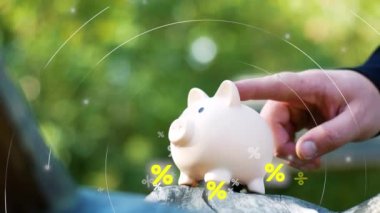 Finans ve iş konsepti. Yatırım grafiği ve sıra sıra para artışı. Yatırım ve finans yönetimi kavramı. Piggy Bank yakın çekim videosu.