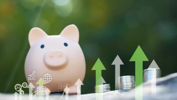 Pojem Úspory Investice Piggy Banka Detailní Záběr Růstovými Šipkami Ikonami — Stock video
