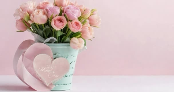 Bouquet Von Zarten Tulpen Einem Runden Geschenkkarton Mit Herzen Happy — Stockvideo