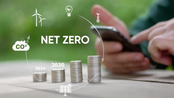 Ein Geschäftsmann Der Smartphone Arbeitet Netto Null Konzept 2050 Strategie — Stockvideo
