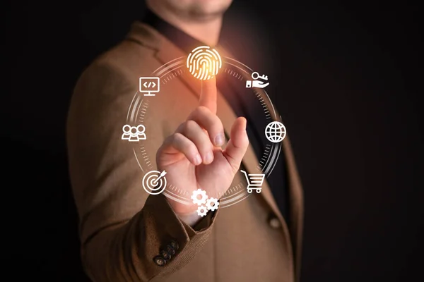 İş adamı, kişisel finansal bilgilere ulaşmak için parmak izi kimliğini kullanıyor. E-kyc, kişisel veri koruma kavramı biyometrik güvenlik, dijital siber suçlara karşı yenilik teknolojisi
