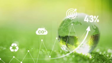 CO2, küresel ısınma ve iklim değişikliğini sınırlamak için emisyonları ve karbon ayak izini azaltır. Yenilenebilir enerjiye dayalı sürdürülebilir kalkınma ve yeşil işletme. Ekoloji kavramı 44k video.