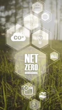Ağ sıfır emisyon, karbon nötr konsept 2050. Net sıfır sera gazı emisyonları hedef 2050. Yeşil doğa arka planında net sıfır ikona sahip tarafsız uzun vadeli strateji. Dikey video