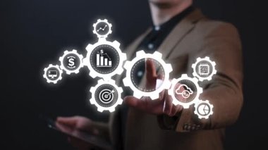  Dijital pazarlama stratejisi ve müşteri hedefleme kavramı. Arayüz pazarlama ve müşteri hedef simgeleri, stratejik planlamayı, izleyici katılımını, iş büyümesini sembolize ediyor,.