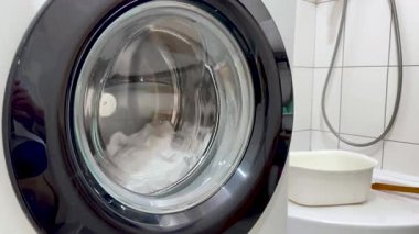 Çamaşır makinesi giyinir, çamaşır makinası yıkanır.