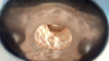 Parlak Turuncu İçindekileri Karıştıran Blender. Makro Yakın plan. Yemek pişirme işlemi.