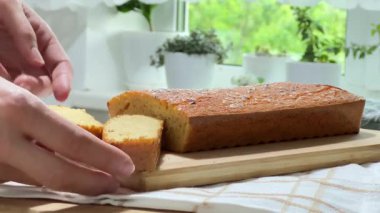 Mutfak arka planında ev yapımı mercimek ekmeği sunuyorum. Yemek pişirme süreci..