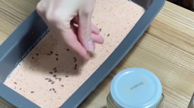 Flax ve Susam Tohumlarını Hamur 'a serpiyorum. Kapat. Yemek pişirme işlemi.