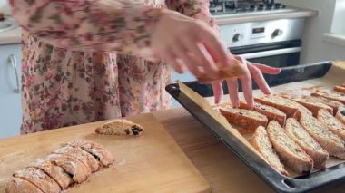 Biscotti kurabiyelerini fırın tepsisine yerleştiriyorum. Mutfak Sahnesi. Yemek pişirme süreci.