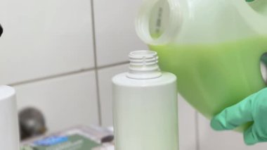 Sıvı Temizleyici Dispenser şişelerine dökülüyor, Kapat (1)