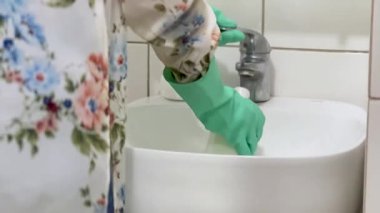 Sıvı Temizleyici Dispenser şişelerine dökülüyor, Kapat (2)