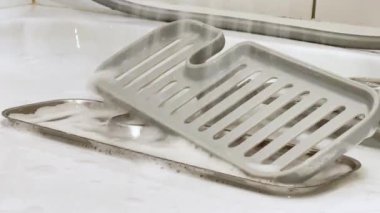 Banyo, Hijyen ve Oda Hizmetleri 'nde Kadın Elleri Temizleme Nesneleri 