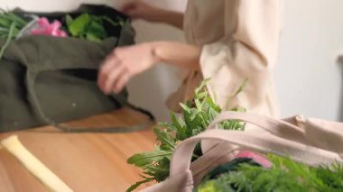 Yeşil sebzeli sebze paketleri açıyorum. Kadın Cozy Mutfağı.