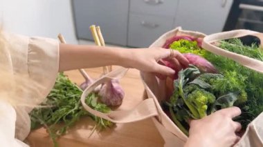 Brokoli ve Yapraklı Yeşiller 'i açan kadın. Taze Bakkal Rutini..