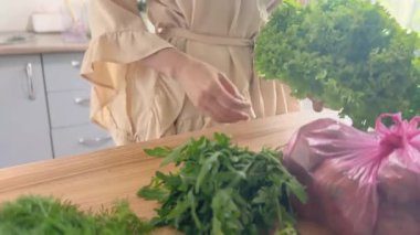 Taze Salata ve Arugula 'lı Kadın. Sağlıklı Yeme Sahnesi.