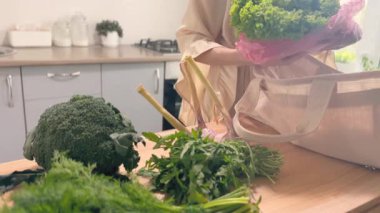 Taze yeşil sebze ve yaprakları açmak dışında sağlıklı beslenme önlemi.