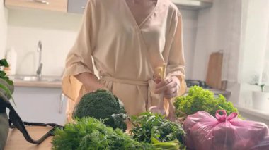 Genç Kadın Taze Yeşil Sebzelerle Yemek Hazırlıyor. Ev.