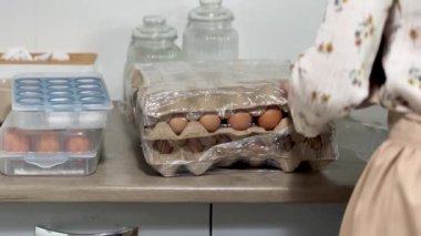 Ev mutfağında tavuk yumurtası ayıklıyorum.